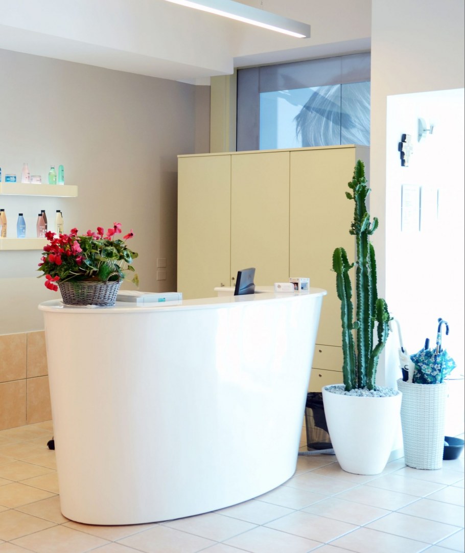 1669341611_8-bigfoto-name-p-resepshn-v-svetlikh-tonakh-8