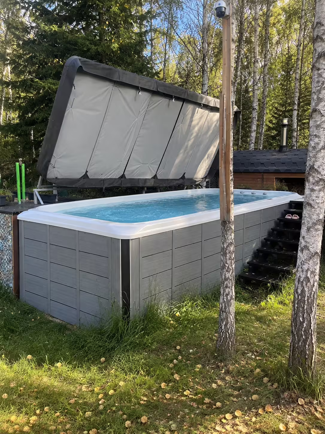 lesnoj-dvorik-s-otkrytym-spa-bassejnom